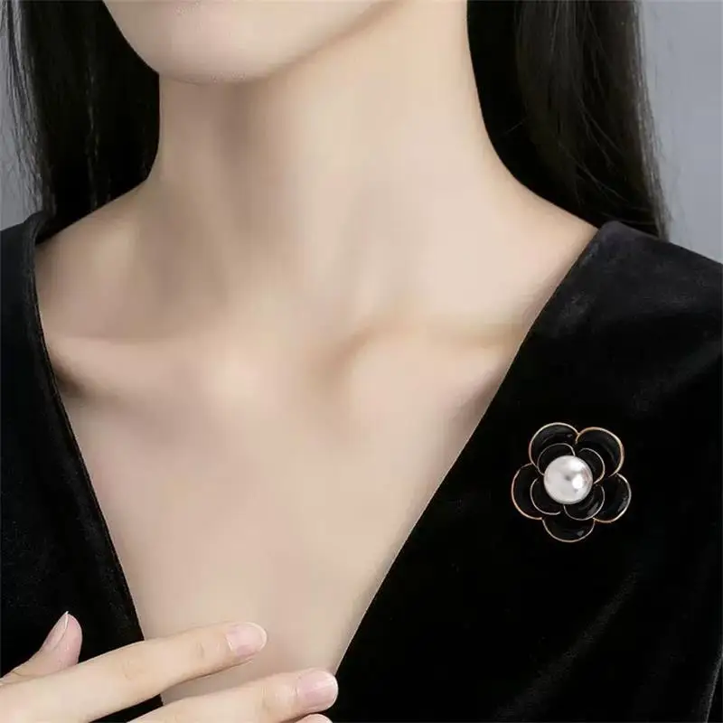 ‘Camellia Pearl Brooch Black Oil-dripping Metal Mourning Corsage Pin High-end French Elegant Bag Cloth Scarf Accessories Brooch.