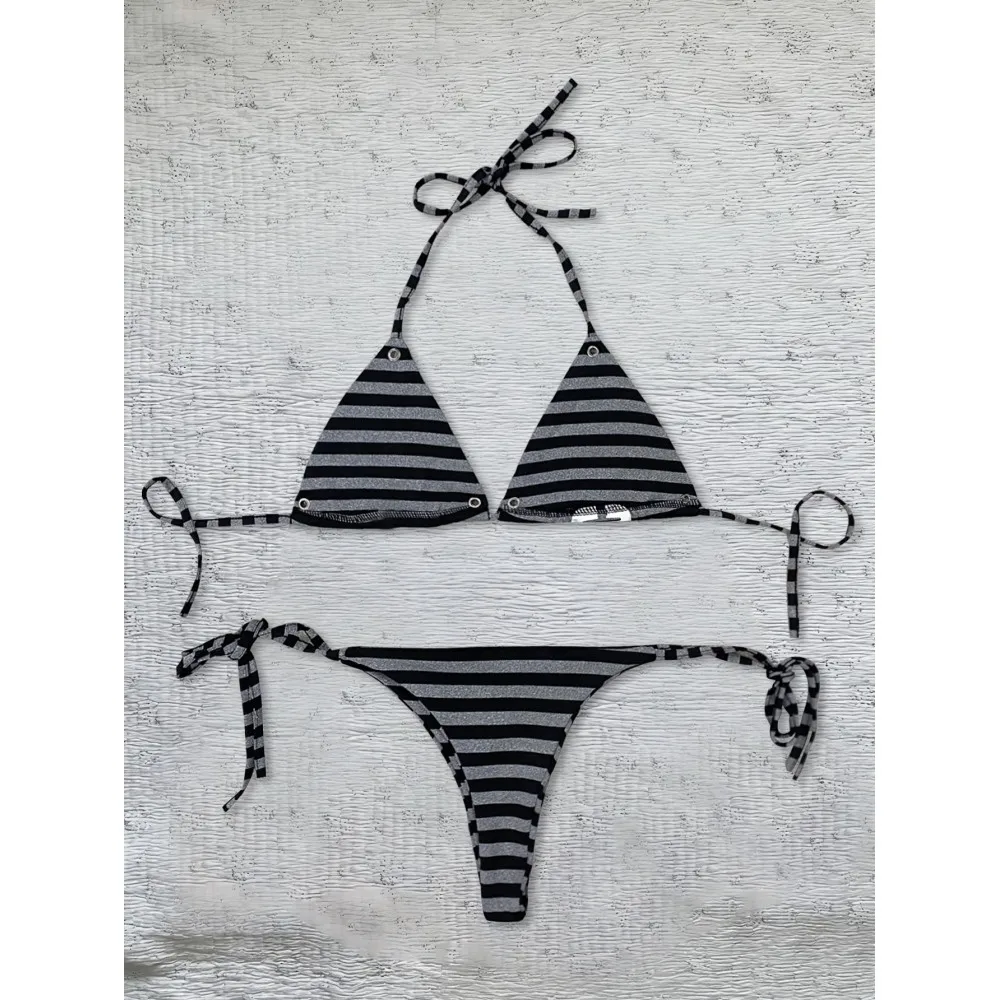 Traje de baño bikini de dos piezas con tiras triangulares en el cuello, estilo Y2K Millennium, con estampado de letras a rayas en negro y gris.