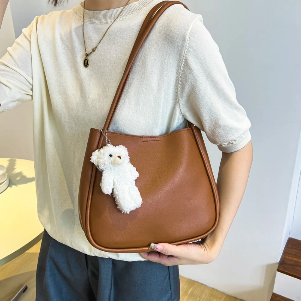 

Корейская сумка через плечо из искусственной кожи, однотонная большая вместительная сумка, мягкая сумка с подвеской в виде медведя для работы, покупок