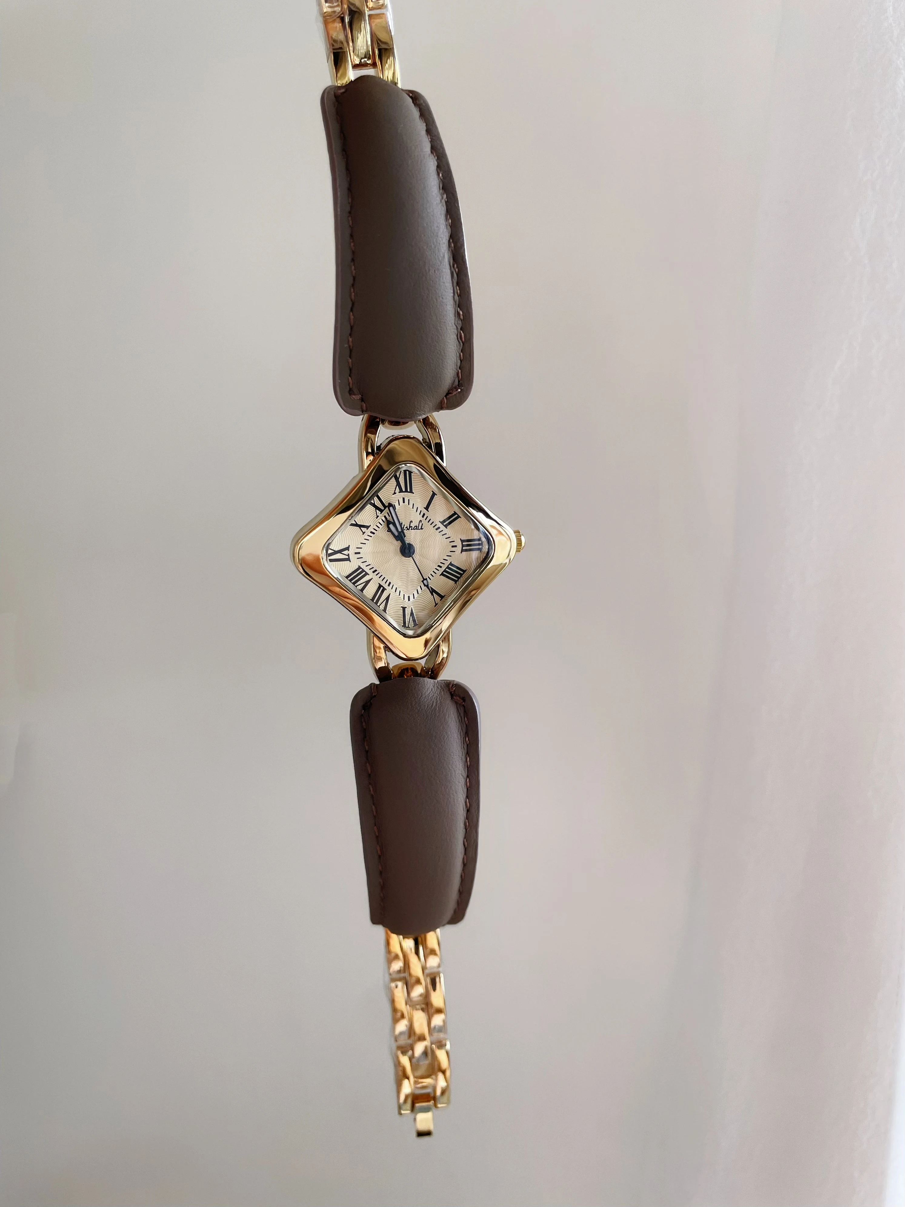 2026 Niche High-End New Luxury Rhombus Gold Women'S Watch Personalized Retro Leather Quartz Watch Birthday Gift Accessories