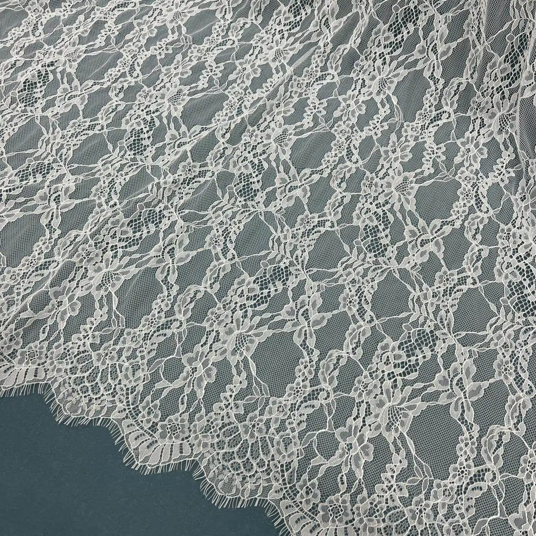 Weicher weißer französischer Hohlspitzenstoff. Brautkleid mit großer Schleppe. Stoff zum Nähen, 3 Meter. – Detail 8