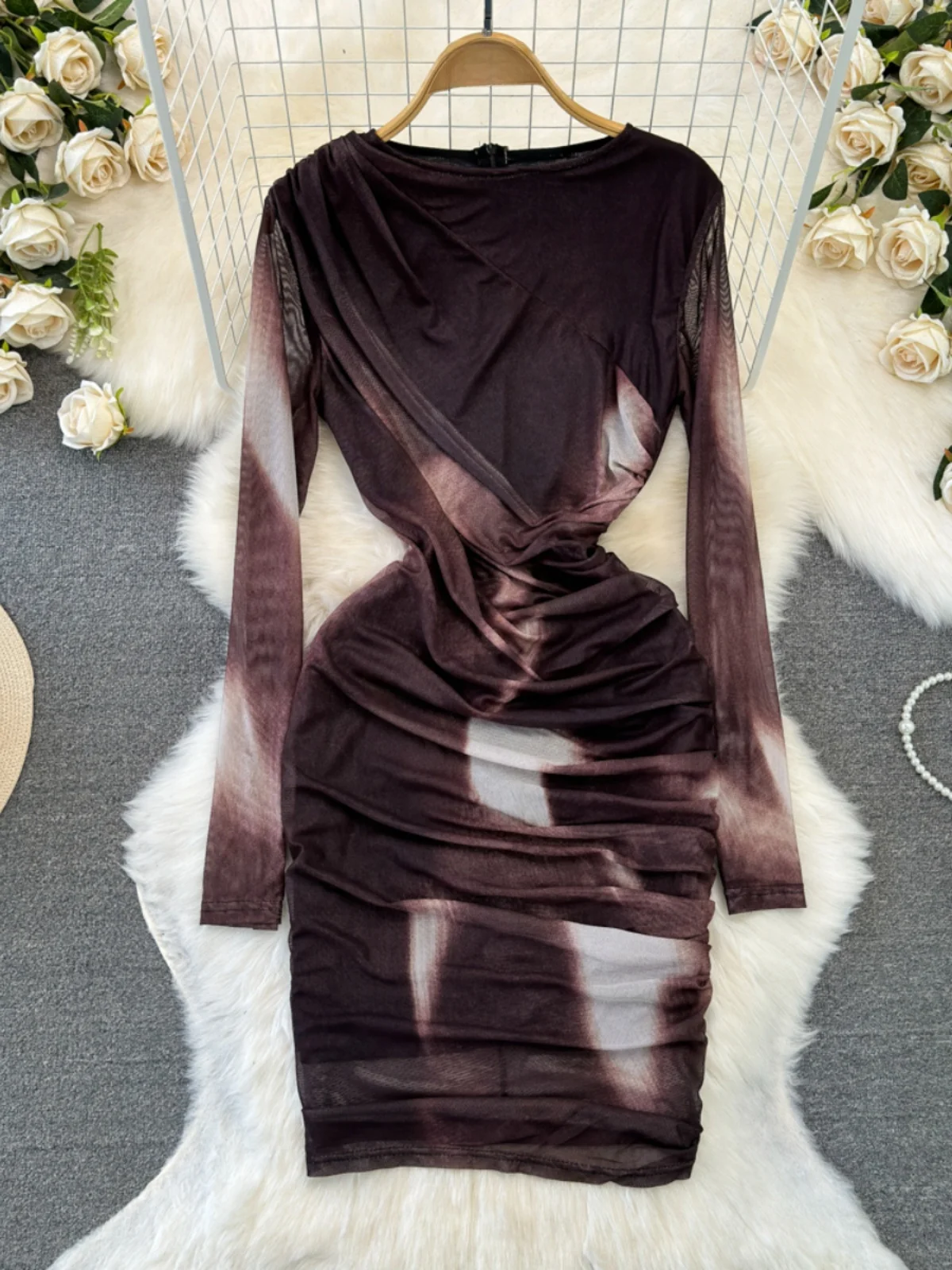 Vestido curto justo de manga crida com gola redonda, estampa adiente, camada base de malha e modelagem envolvente para p...