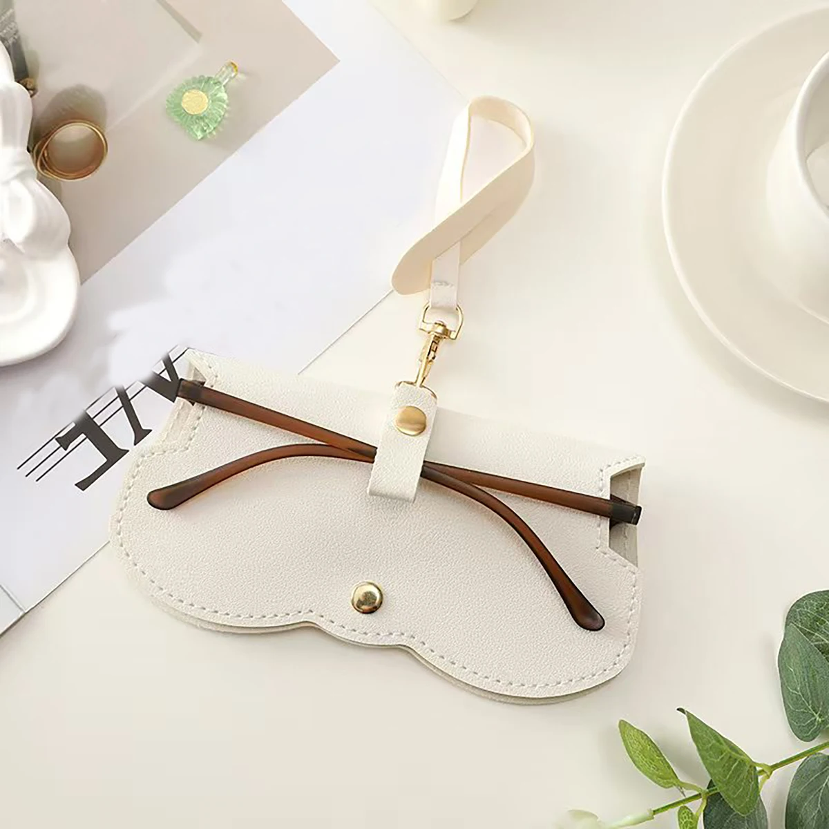 1pc PU Leather Eyeglasses Case with Detachable Wrist Strap Soft Eyeglass Pouch with Snap Button for Women Men Eyewear Accessorie