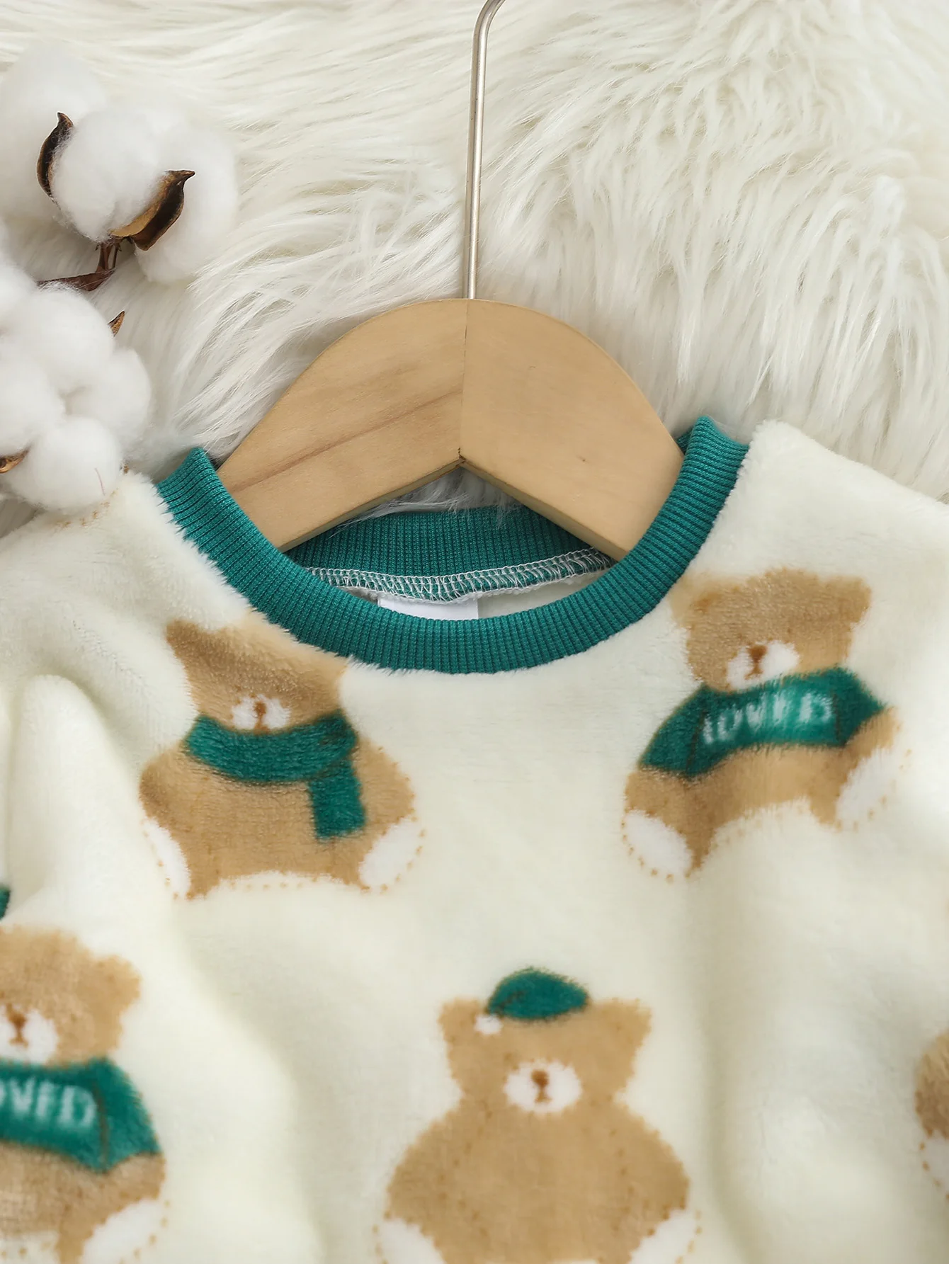 Unisex Baby Fall Winter 2-Piece Flannel Loungewear Set with Green Scarf Bear Print