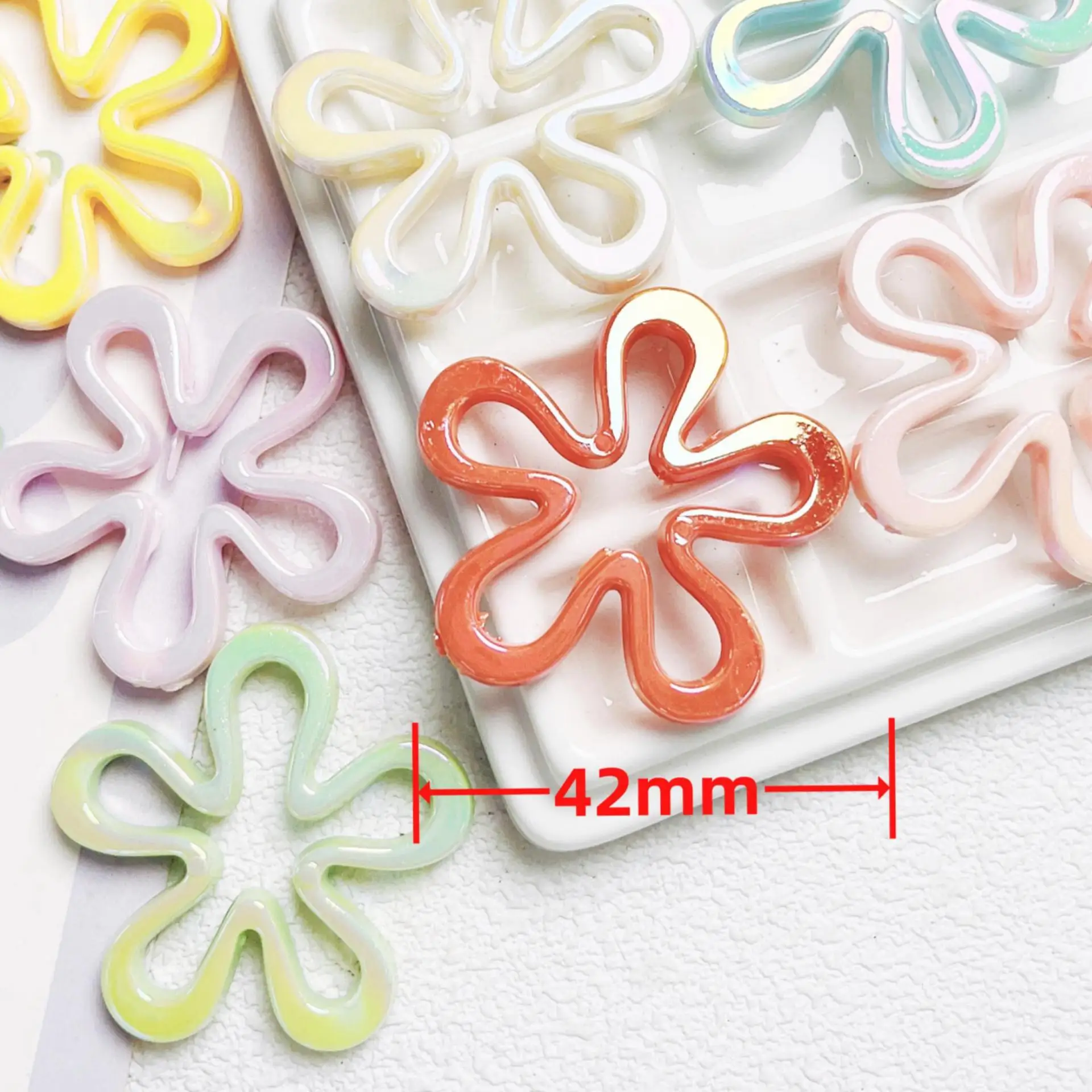 Hollow Out Flower Shape Acrílico Beads, Descobertas Jóias DIY, cores brilhantes, Fit para meninas, colar, pulseira, brinco, ornamento, 10Pcs, Lot