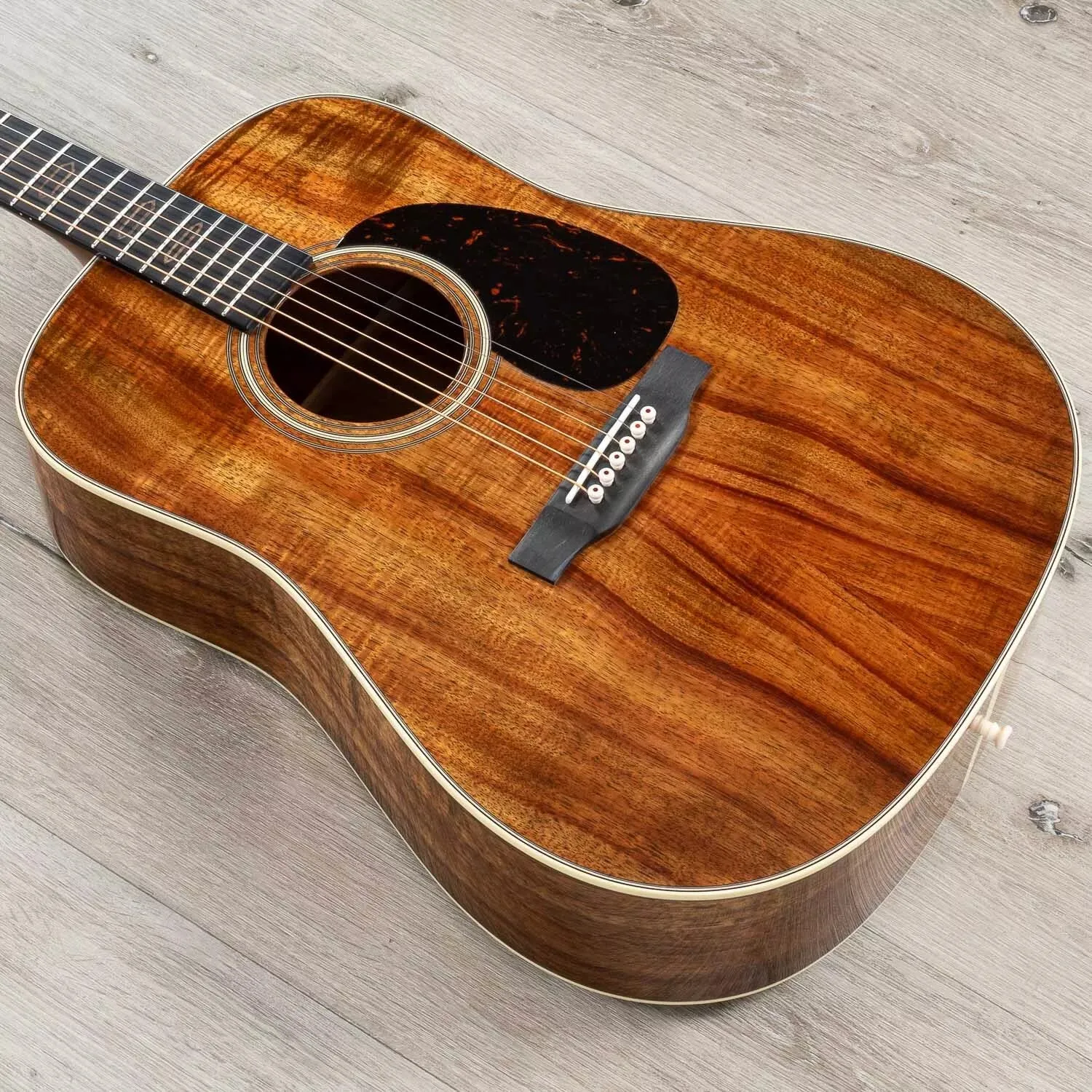 

Custom Shop D 28 Dreadnought Acoustic Guitar