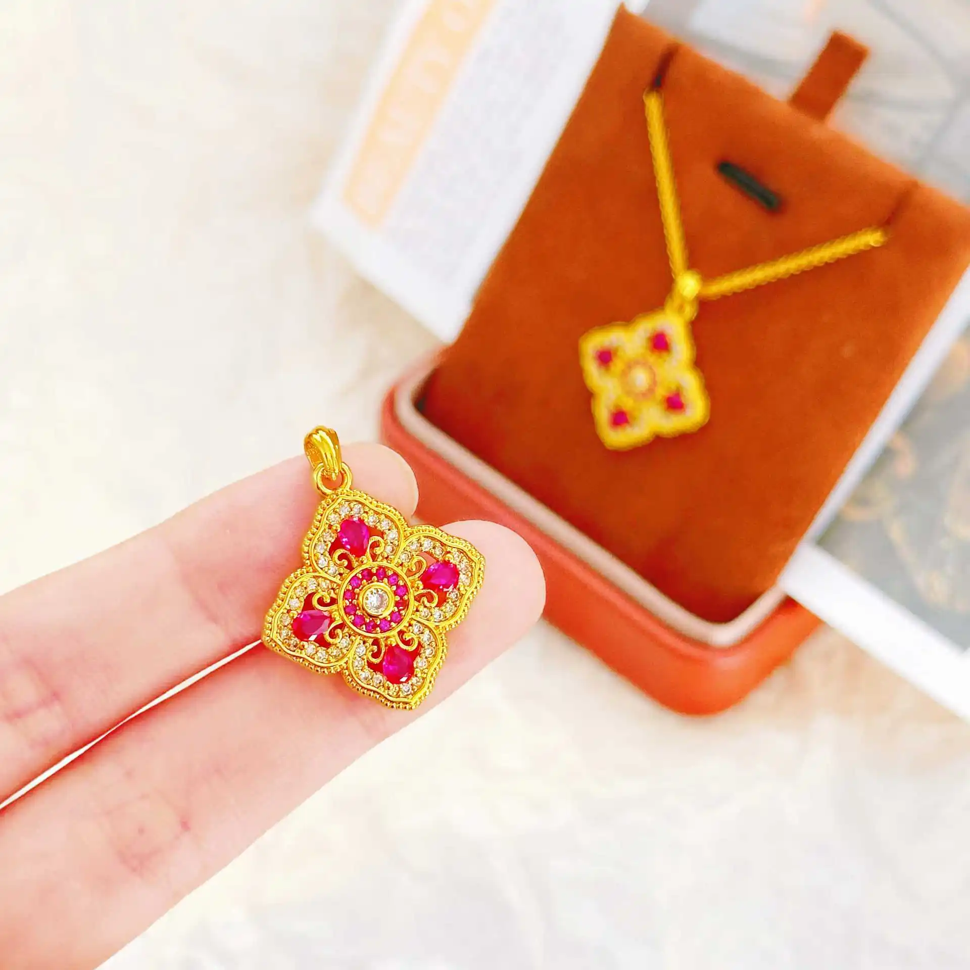 

Light Luxury & Premium Diamond-set Magenta Hollow Pendant Necklace For Women 24K Gold AU999 | Unique design, full of aura