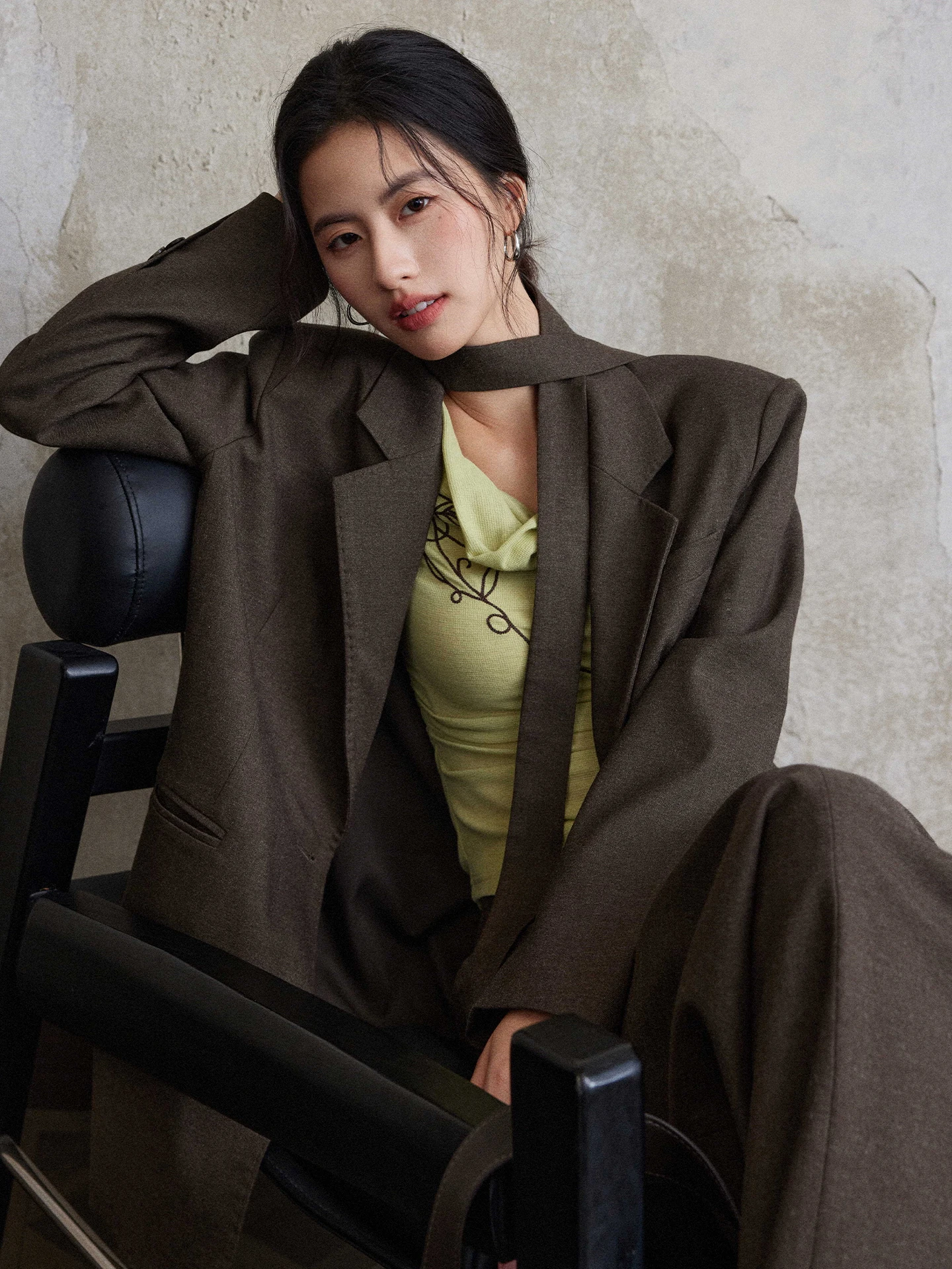 エレガントなルーズフィットビジネススーツセットシンプルでありながらスタイリッシュな通勤着プロフェッショナルルックカジュアルシックな女性用長袖スーツ