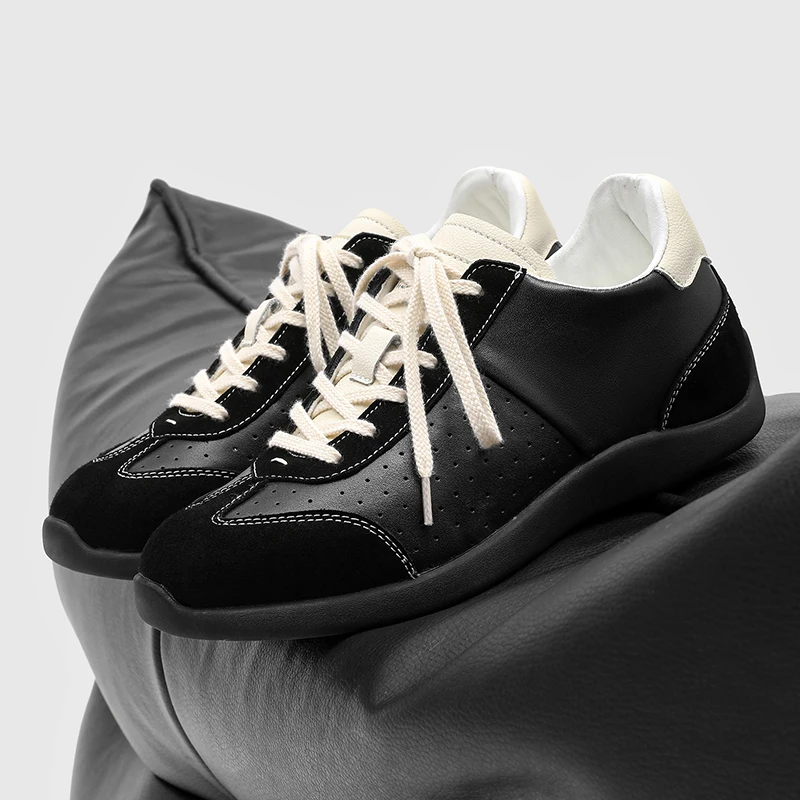 أحذية نسائية مسطحة جديدة مصممة على الموضة خفيفة الوزن قابلة للتنفس وغير قابلة للانزلاق بتصميم نفس الجنس أحذية رياضية كاجوال من الجلد الناعم للنساء #3