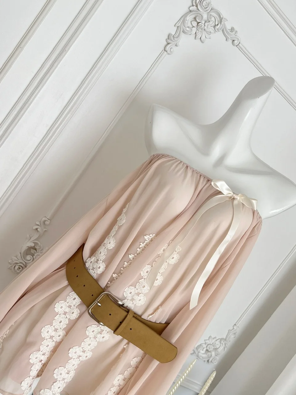 قميص فضفاض بأكمام طويلة بتصميم ثلاثي الأبعاد على شكل زهرة من Fairies Heavy Industry، مع ربطة عنق على الكتف وتصميم شيفون أنيق،...