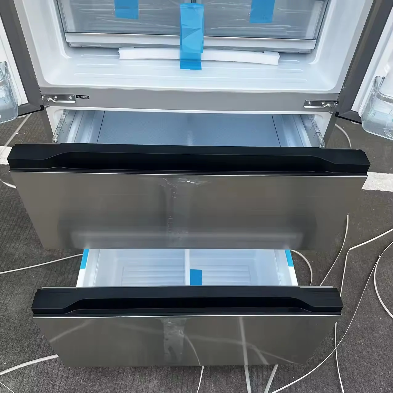 ثلاجة وفريزر ذكي بباب فرنسي 628 لتر ذو 4 أبواب - جهاز ذكي جنبًا إلى جنب مع صانع ICE