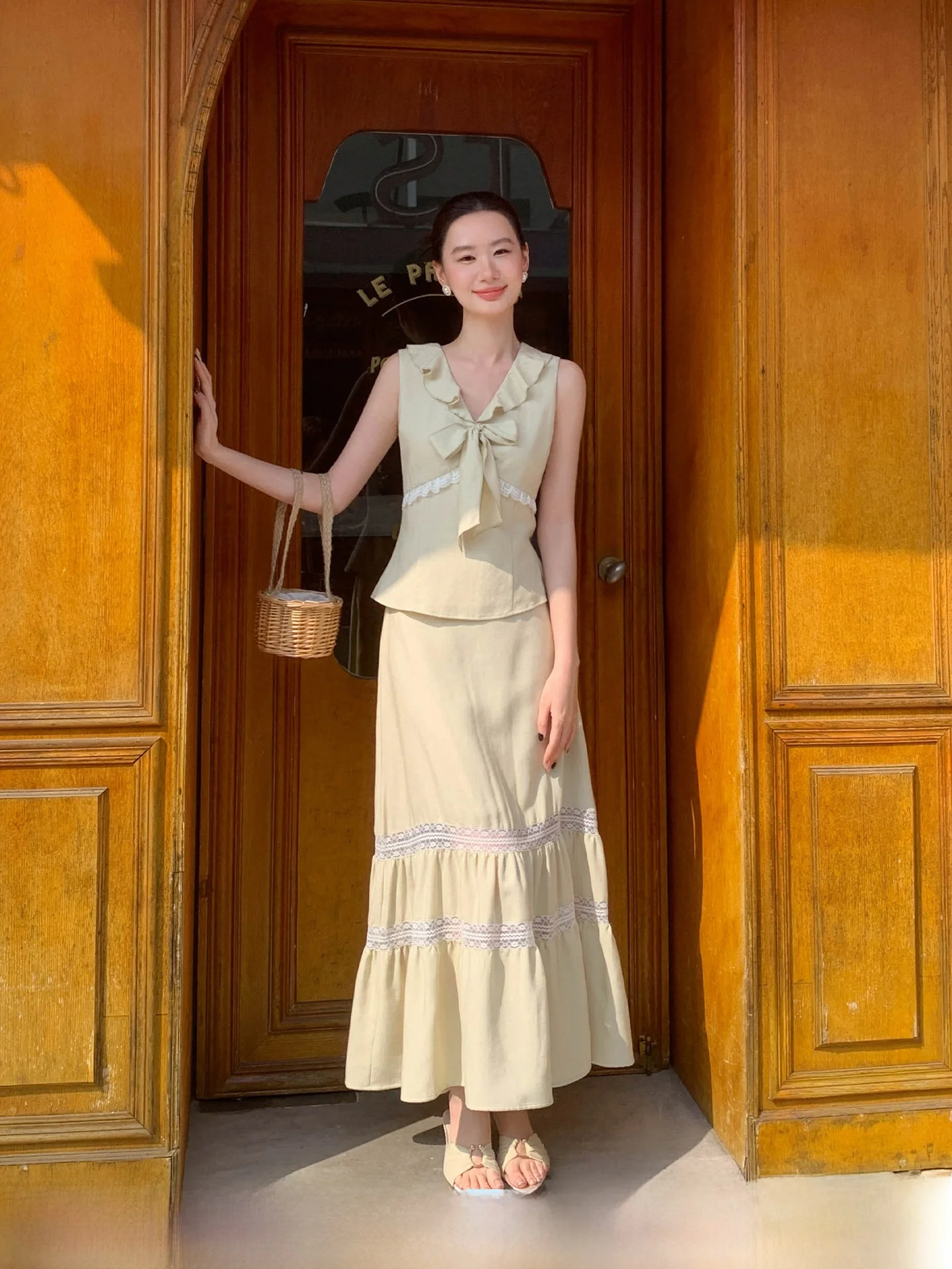 

Комплект из двух предметов XXNING: кружевной V-образный вырез, плиссировка, завышенная талия, однотонный, весна-лето, модный женский ансамбль