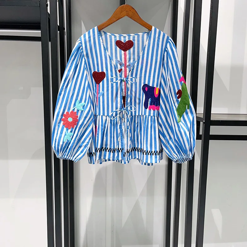 Damska niebieska koszula w pionowe paski z haftem i bufiastymi rękawami, świąteczne, codzienne topy damskie