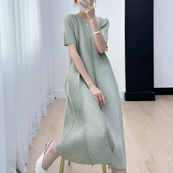 Miyake-vestido plissado feminino, vestido de manga curta, oblíquo, cor pura, minimalista, versátil, casual, solto, verão, novo, 2023