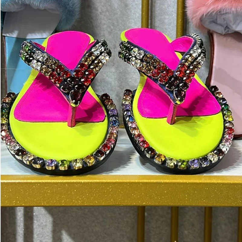 الملونة حجر الراين جولة تو شقة النعال امرأة الصيف 2026 الوجه يتخبط الماس صندل بتصميم روماني موضة أحذية نسائية فاخرة