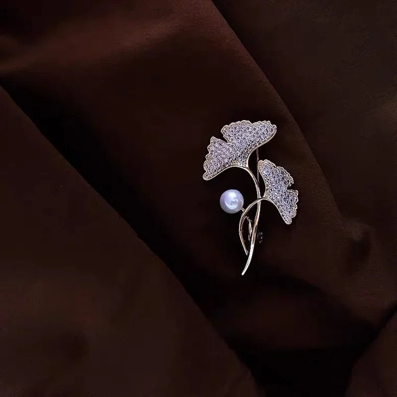 

Новая брошь с бриллиантовым жемчугом гинкго, модный и креативный аксессуар для одежды с защитой от воздействия