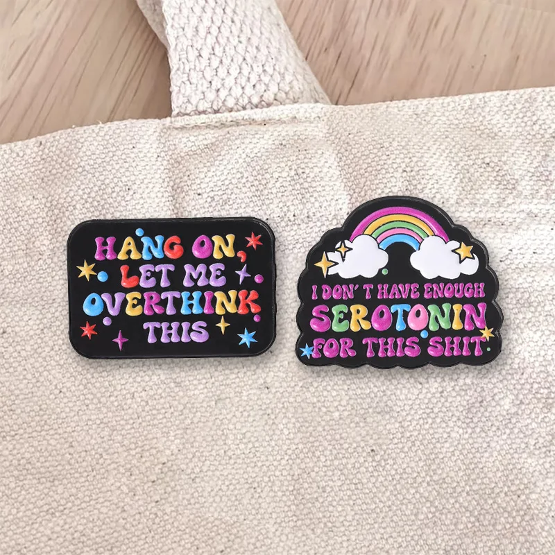 Attendez, laissez-moi réfléchir à ça - Broches en émail amusantes avec citation sur la santé mentale, badges de revers sarcatiques et relatable pour amis
