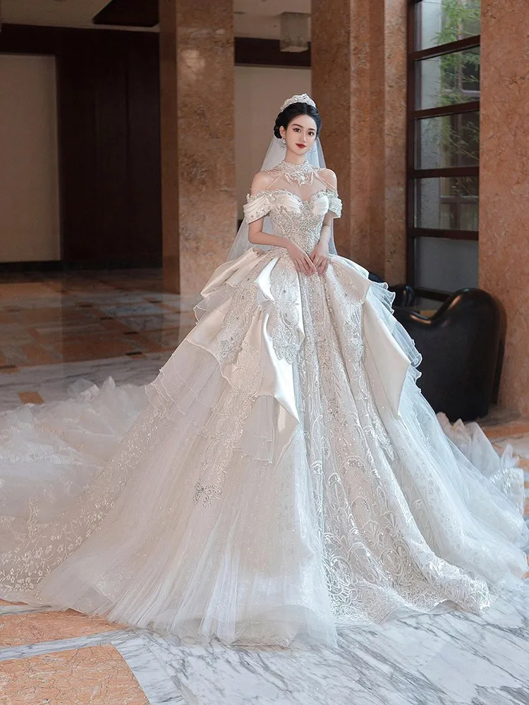 

A new one-shoulder satin light main fabric plate-size long tailline dress
