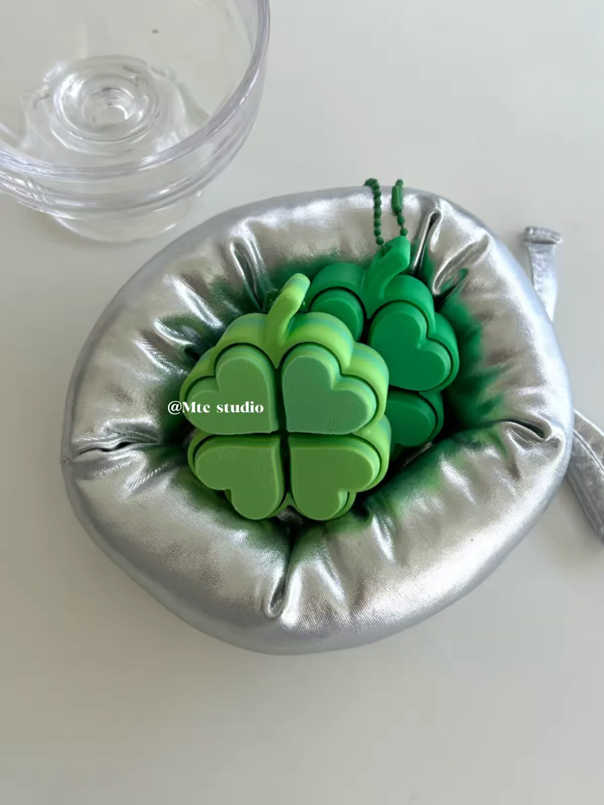 Lucky Four Leaf Clover LED Light Up Keychain Clickable Buttons Stress Relief Toy Amusement Park Souvenir Gift