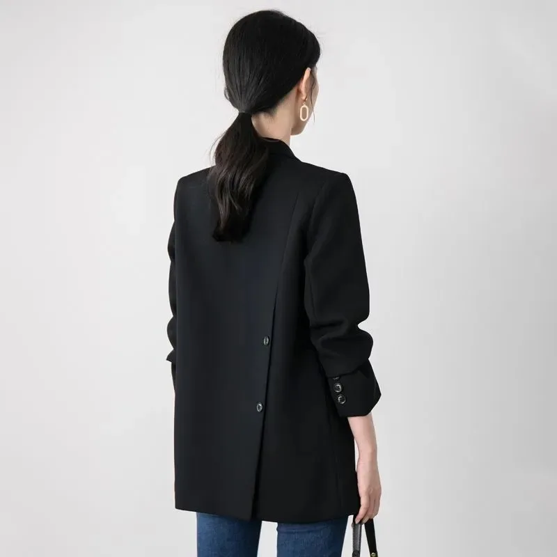 Damska czarna marynarka z rozcięciem z tyłu, zapinana na guziki, z mankietami, dopasowany krój, elegancka, formalna, stylowa kurtka do biura.