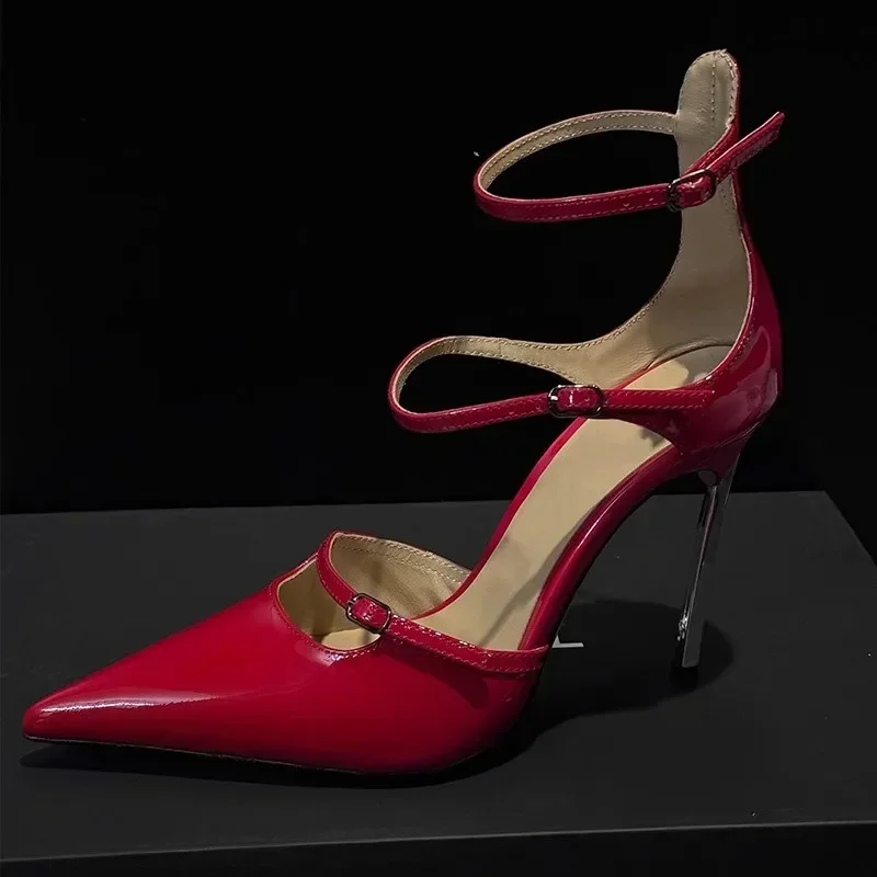 2025 العلامة التجارية مصمم المعادن رقيقة الكعوب الصنادل أشار تو الصلبة الجلود أبازيم الأشرطة نمط خنجر الكعوب أحذية الصيف النساء