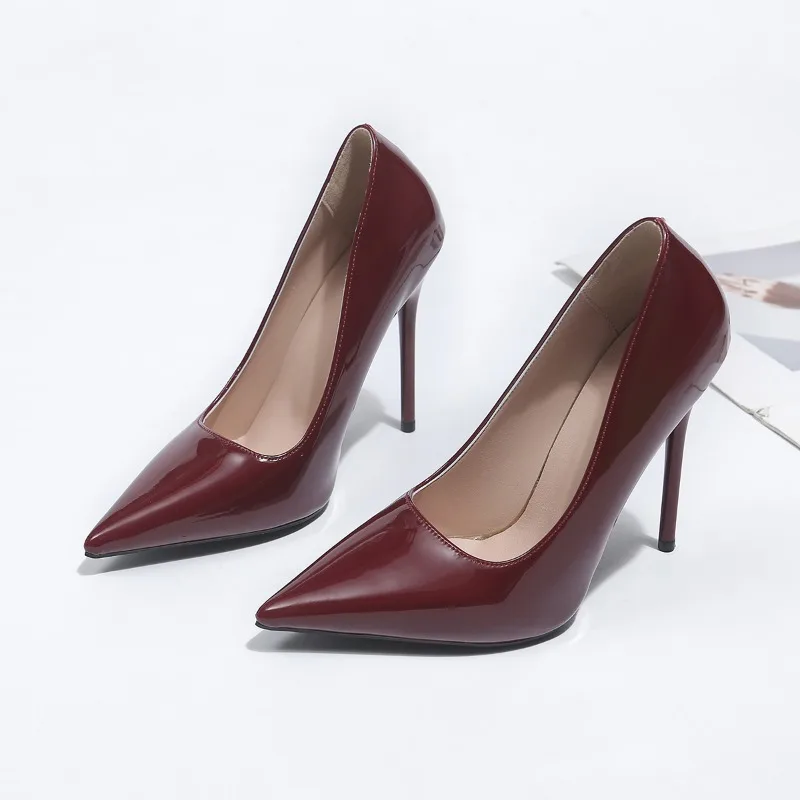 Damen Markendesigner Sexy Schwarze Lackleder Spitze Stiletto-Absätze 2026 Sommer Komfortable und Elegante Bankett-High-Heels
