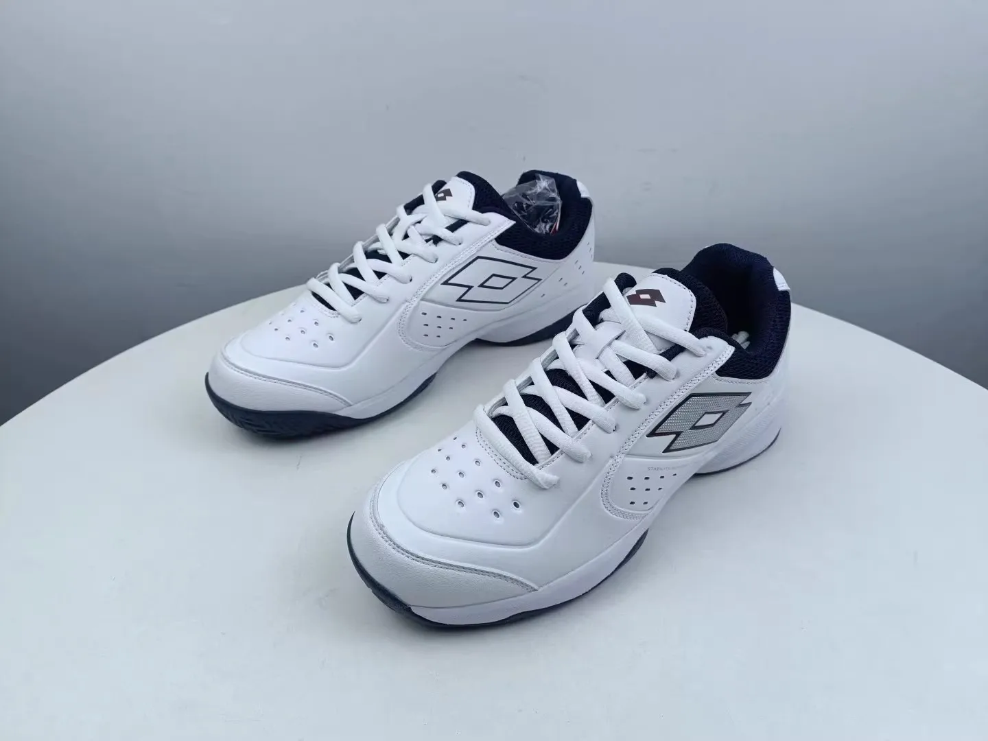 2025 new hot sale professional badminton shoes shock absorption wear shoes table tennis shoes Neutral table tennis shoes