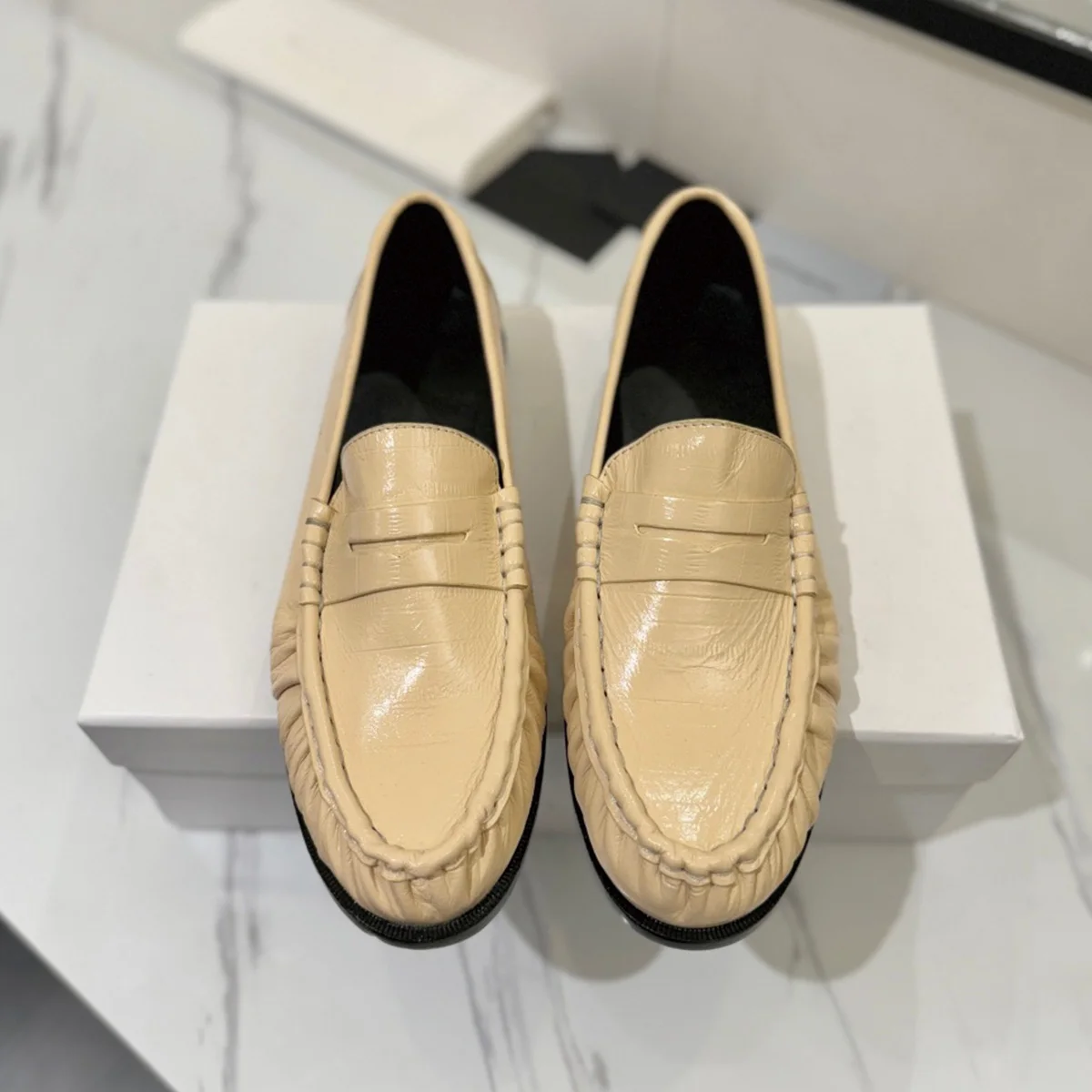 2026 High Quality Autumn Women Flat Shoes Pleated Surface Smooth Wear Resistant Footwear ch26022347