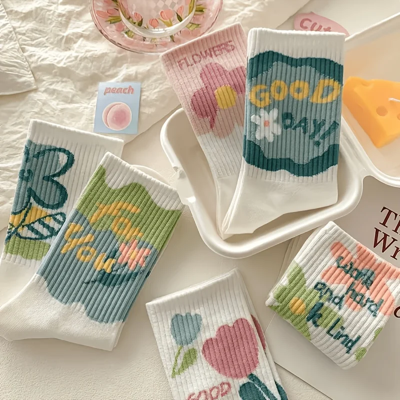4-pair Set of Randomly Designed Women's Floral-themed Mid-calf Socks, Both Comfortable and Stylish