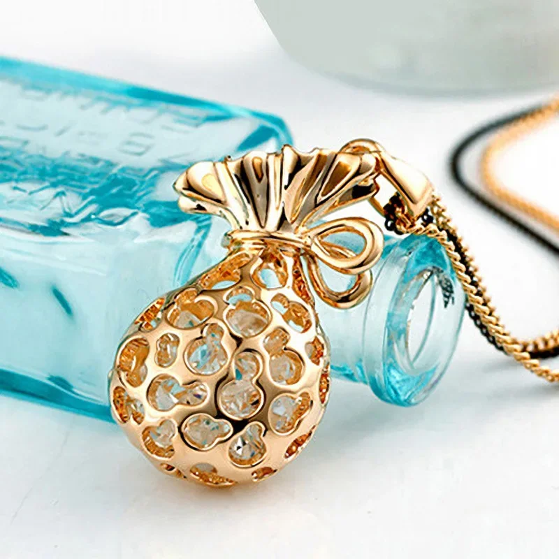 إكسسوارات الخريف والشتاء الجديدة، وحقائب المال المحظوظة، والقلائد الطويلة، وسلاسل السترات الكريستالية للسيدات