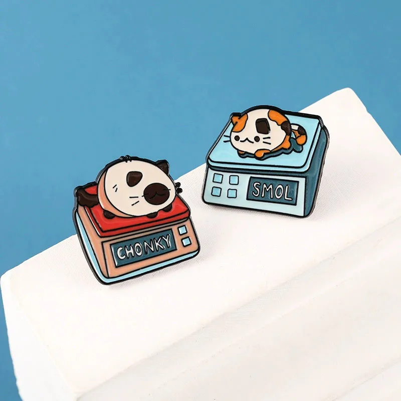 Broche de esmalte con diseño de gatos coloridos y bonitos para mujeres y hombres, diseño simple, para mochilas, joyería para fiestas de chicas jóvenes, regalo para amigos E024