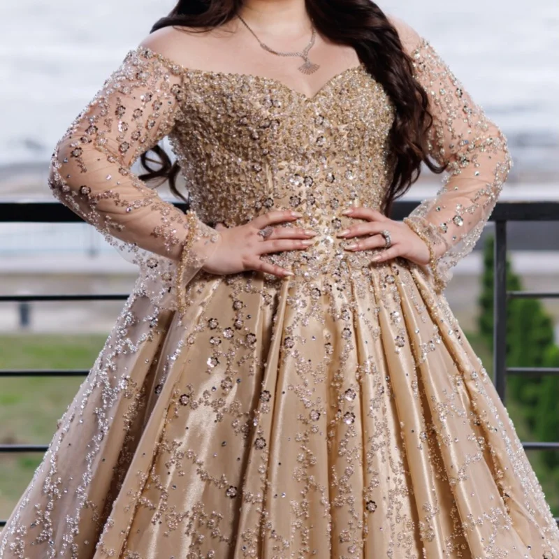 

Роскошное блестящее коричневое платье для квинсеаньеры с открытыми плечами, кристаллами, блестками, цветочным декором и длинным шлейфом. ﻿ Настраиваемый