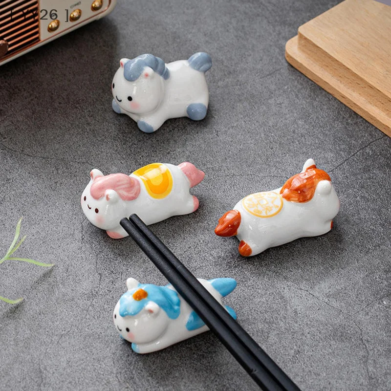 1/2-قطعة السيراميك الحيوان عود الراحة لطيف زودياك أدوات المائدة 2026 سنة الحصان ولادة هدية الجدول حلية #2