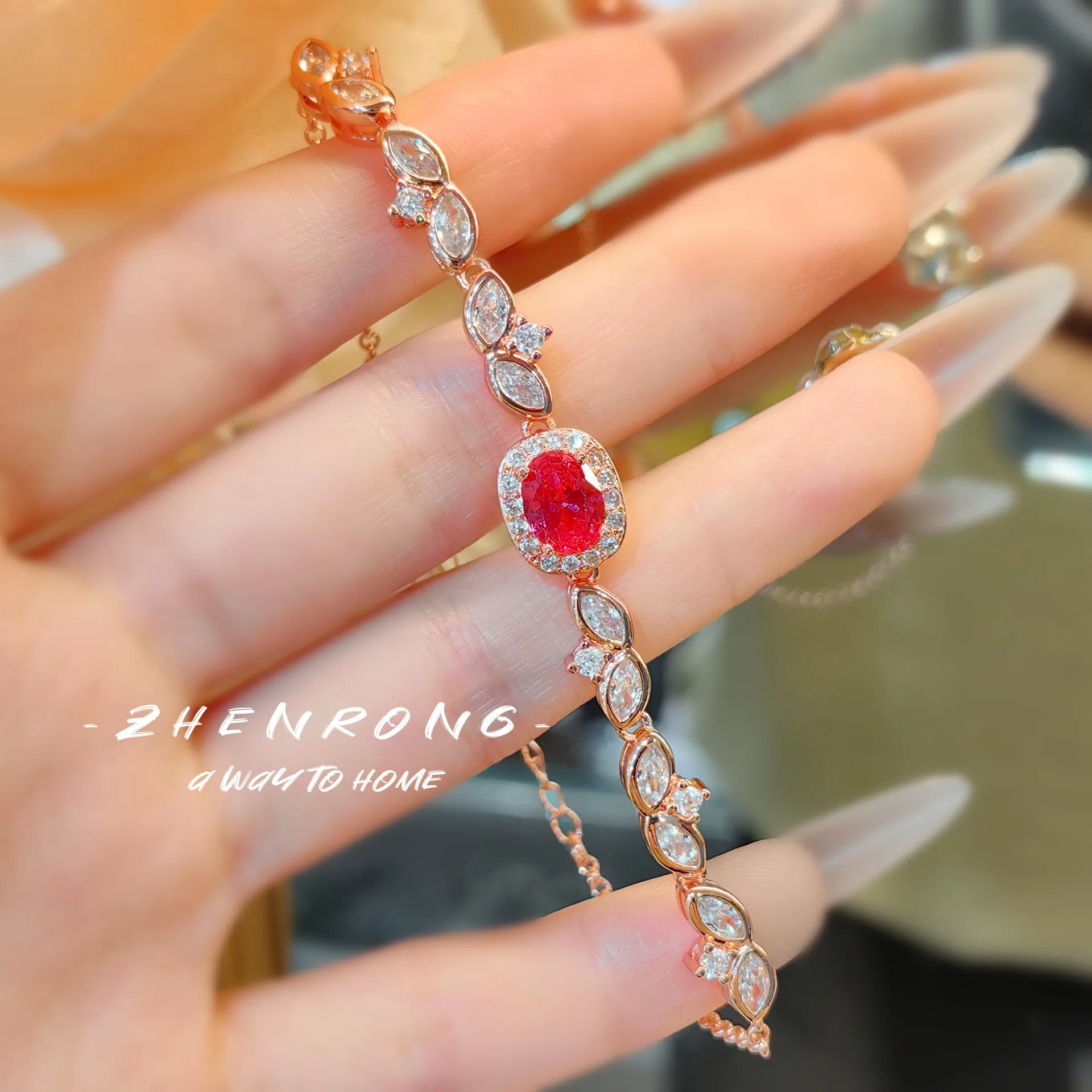 Luxuriöses Retro-Set aus Rotem Korund, Hochzeitsring, Verlobungsanhänger, Ohrringe, Hochkarätige Diamant-Halskette, Ring, Armband - Schmuck – Detail 4