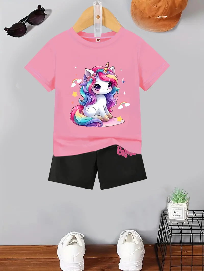 بدلة صيفية كاجوال لطيفة للفتيات برقبة دائرية، بلوزة مطبوعة على شكل وحيد القرن باللون الوردي مع شورت مطبوع عليه حرف واحد فقط أسود