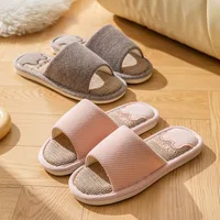 2026 Pantoufles en lin pour femmes, sandales d'intérieur quatre saisons, tongs de dessin animé pour adultes, chaussures de maison respirantes à bout ouvert pour couples 2