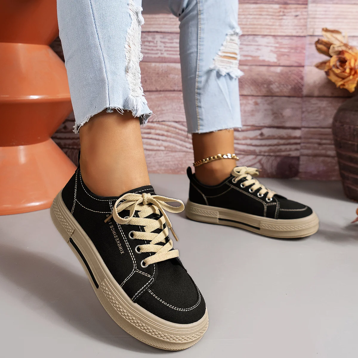 2024 primavera nuove scarpe di tela da donna piatte sportive per il tempo libero scarpe da donna fondo morbido comode scarpe di stoffa nere Sneakers