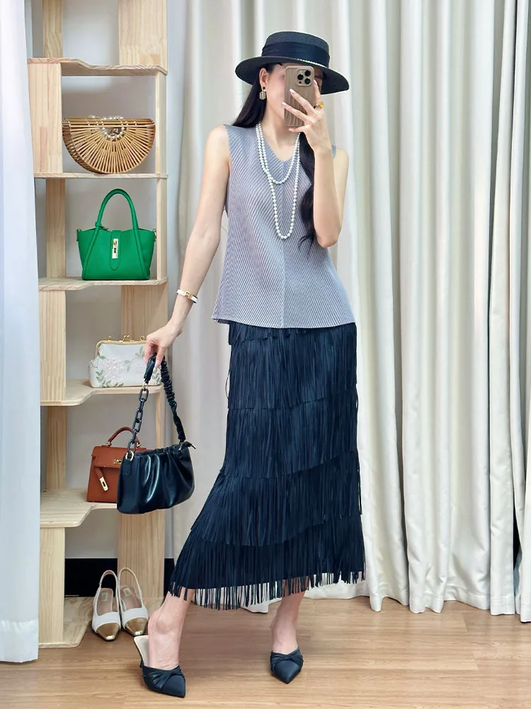 

Летний комплект для поездок на работу: серый жилет без рукавов, черная плиссированная юбка, женский модный костюм-двойка с круглым вырезом