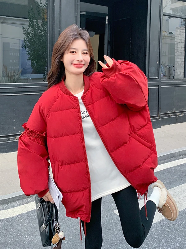 

Красная женская зимняя куртка с воротником-стойкой и вставками, новая модель, приталенная, не объемная, модная, элегантная, свободного кроя