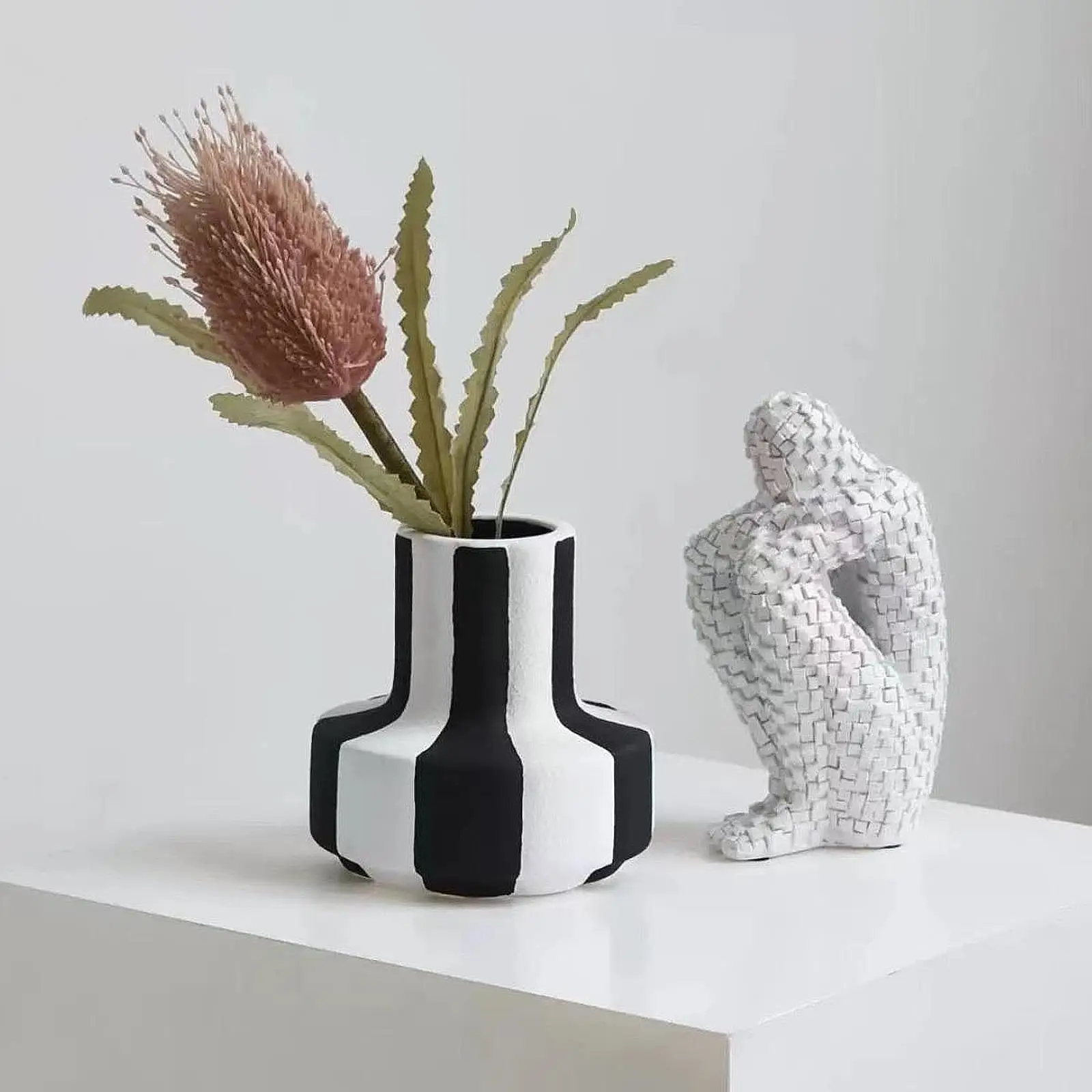 مزهرية زهور من السيراميك، أصيص زهور لتزيين المنزل، مزهرية مخططة باللونين الأبيض والأسود لمكتب الحمام على الرف
