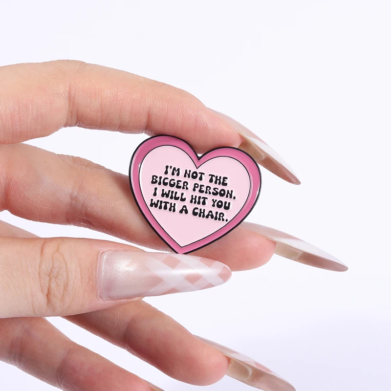 أنا لست الشخص الأكبر المينا دبوس مضحك الفكاهة إقتباس سأضربك مع كرسي الوردي القلب بروش شارة التلبيب مجوهرات هدية