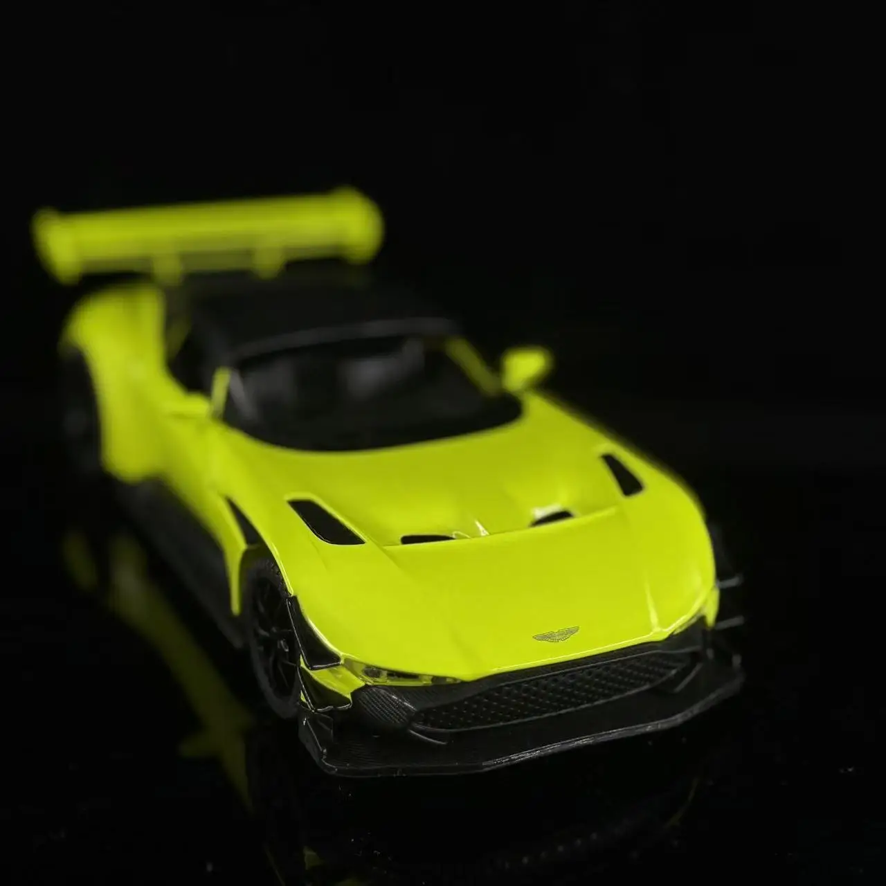 

Alloy Car Model 1:32 Martin Vulcan Sports Car Pull Back Sound and Light Toy Car Sound Model Ornament