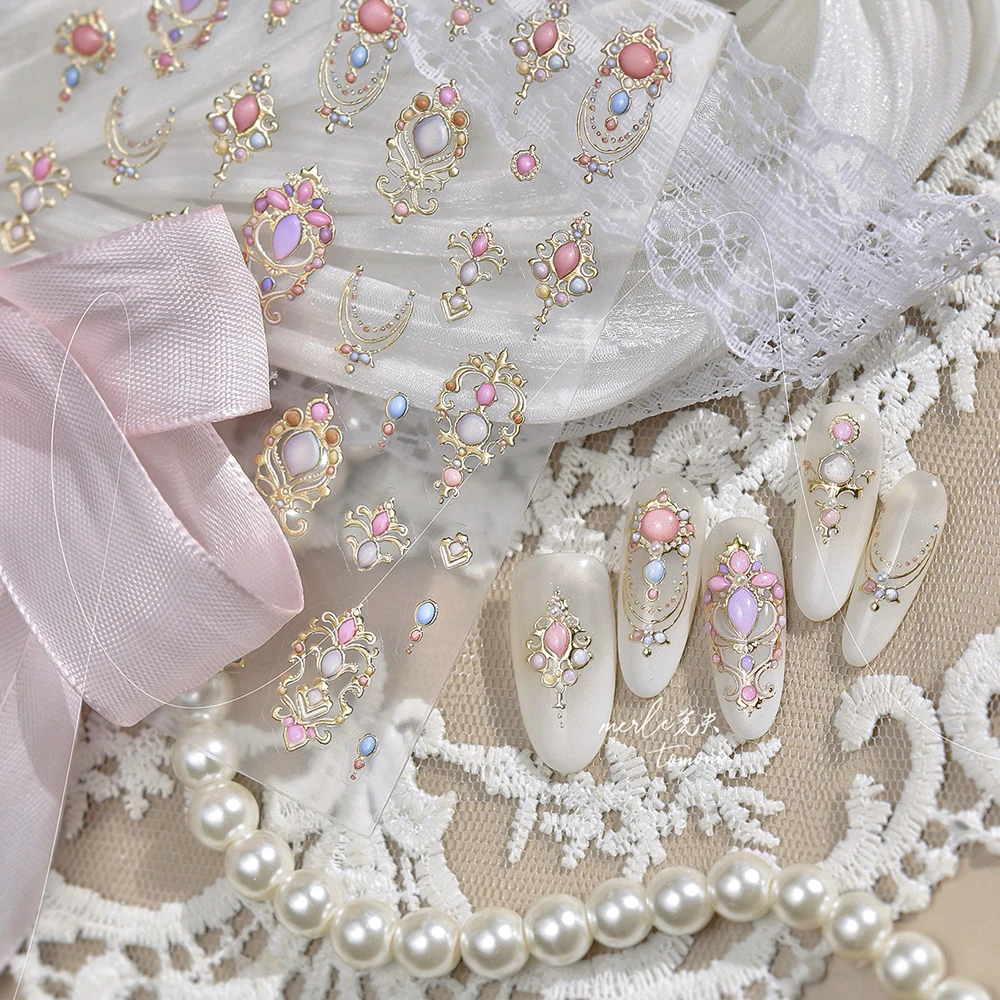 ピンクジェムズ 5D ネイルアートステッカー エンボス加工ゴールドネイルアートステッカーデカール 高級ラインストーン付き メイスデザイン 自己粘着スライダー