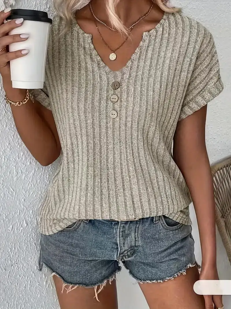 تي شيرت نسائي أنيق جديد لفصلي الربيع والصيف بلون سادة وتصميم مضلع مع ياقة على شكل V وأزرار للزينة