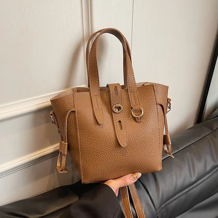 

2026 New Messenger Bag European and American Niche Design High Sense Fashion Trend Large Capacity Portable Shoulder Bag