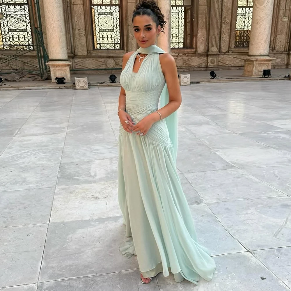 

Customized V Neck Evening Dresses with Halter Scarf Women Party Dress Modern Pleated Backless Formal Prom Gowns Long 2026