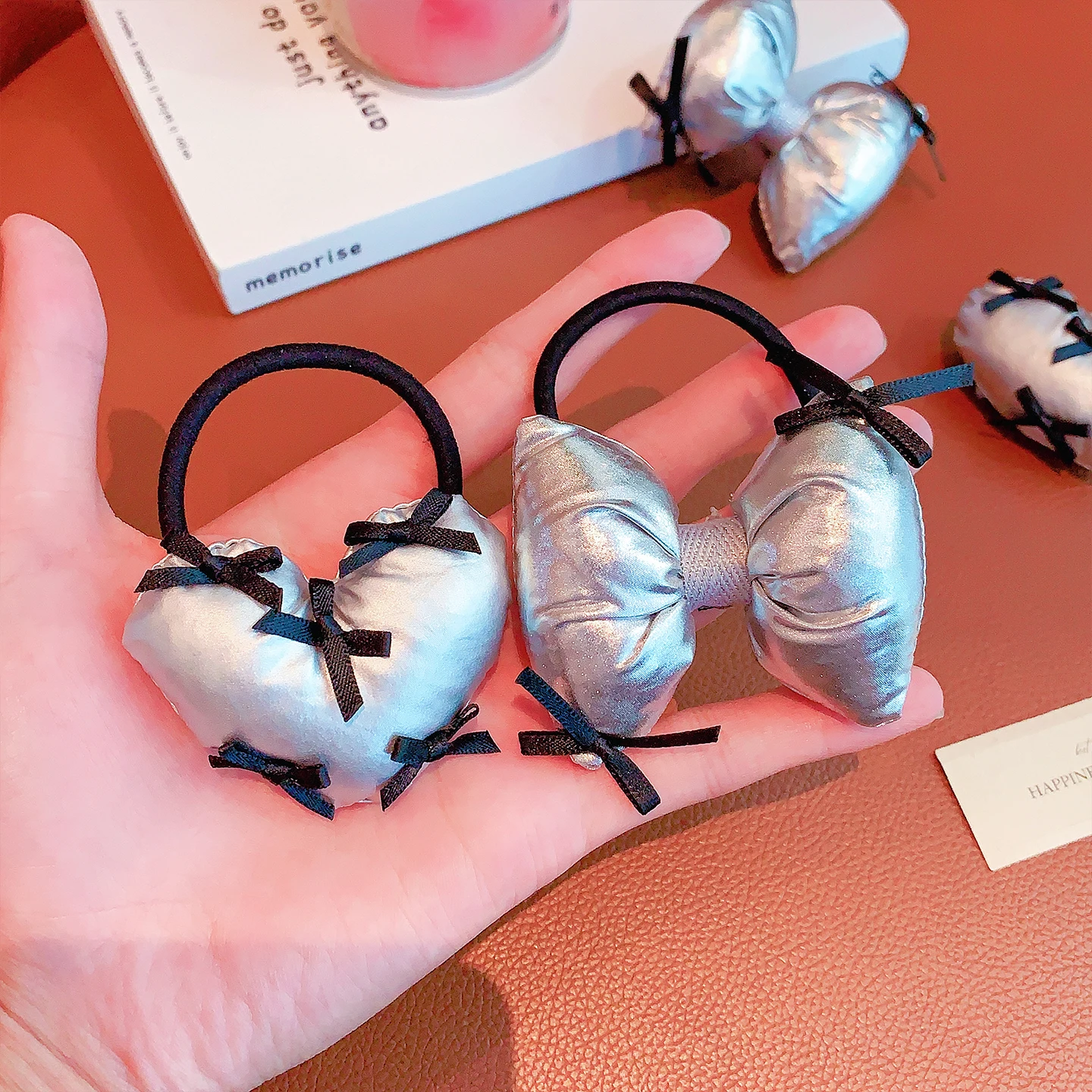 Niedliche Haarschmuck-Accessoires aus kariertem Stoff mit gepolsterter Herzschleife, passende Haarspangen & elastische Haargummis für Mädchen und Frauen. – Detail 10
