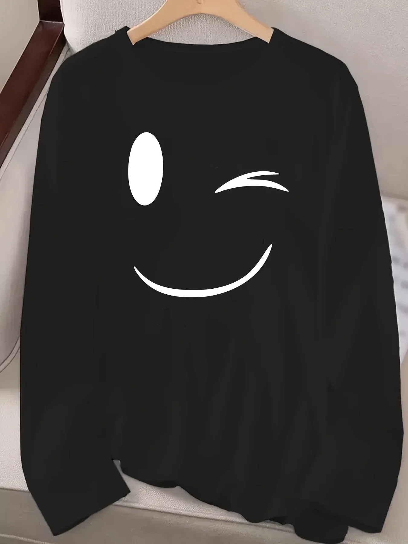 Elegancka koszulka plus size z okrągłym dekoltem, dzianina o średnim rozciągliwości, geometryczny wzór uśmiechu, z aplikacją, na każdą porę roku.