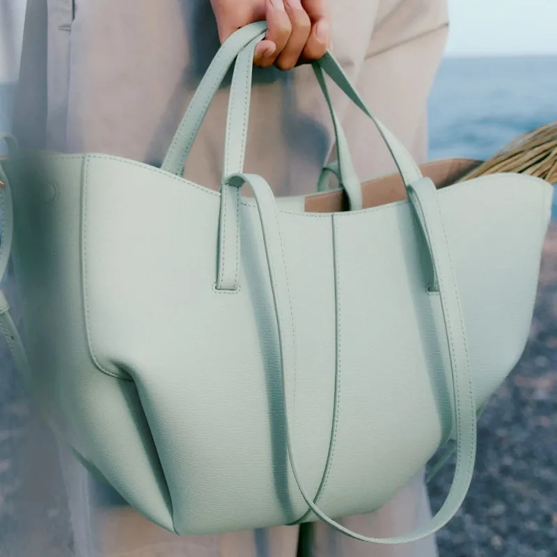 sac-a-ailes-cyme-en-cuir-de-vache-sac-a-bandouliere-sous-les-aisselles-design-de-niche-sac-seau-fourre-tout-de-banlieue