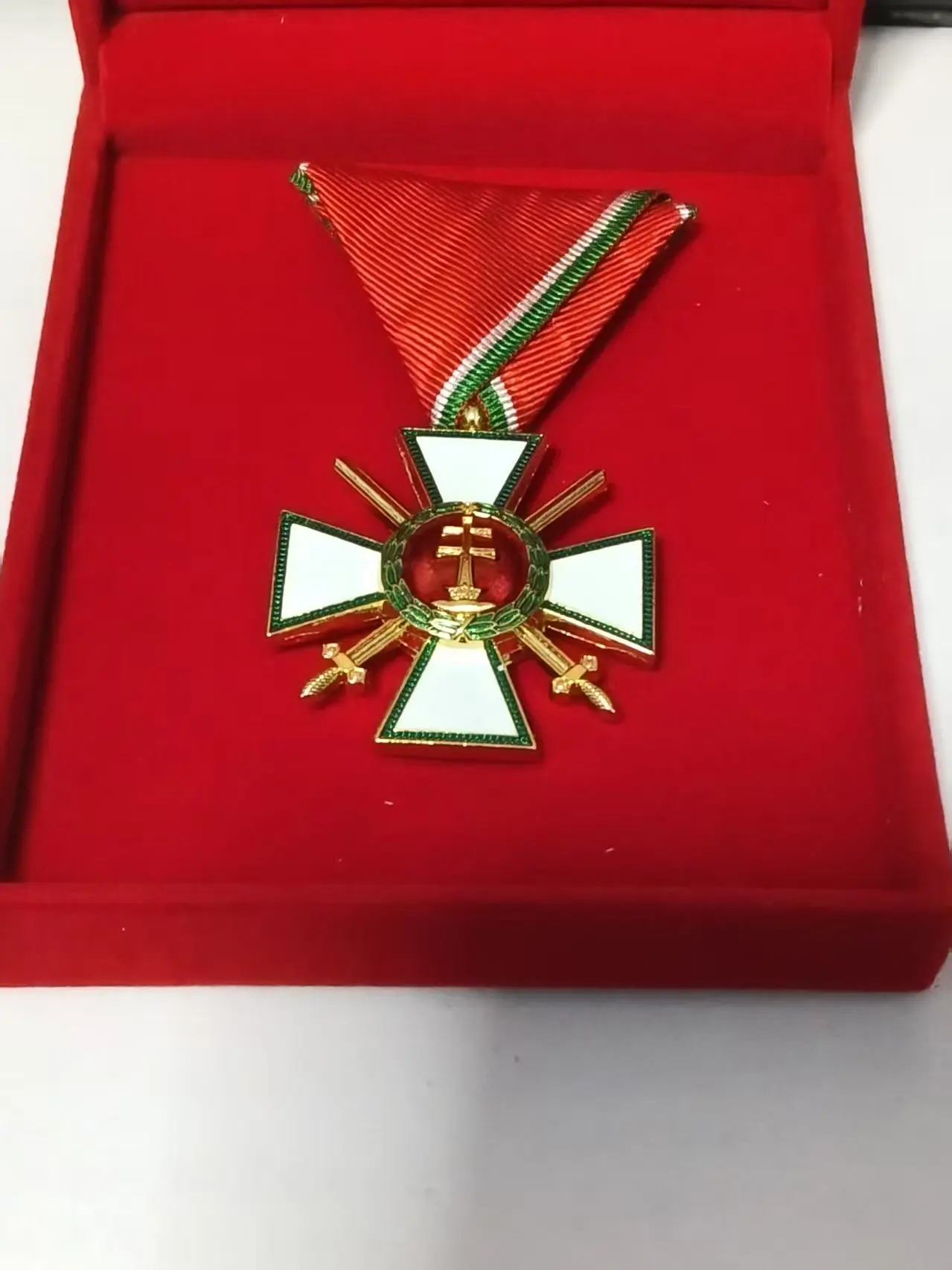 Croix du commandant de division militaire de l'Ordre de Mérité hongrois (Magyar Érdemrend) avec épées